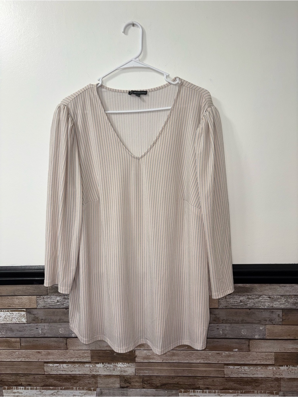 Adrianna Papell Cream Pinstripe V-Neck 3/4 Sleeve Top Size 1X